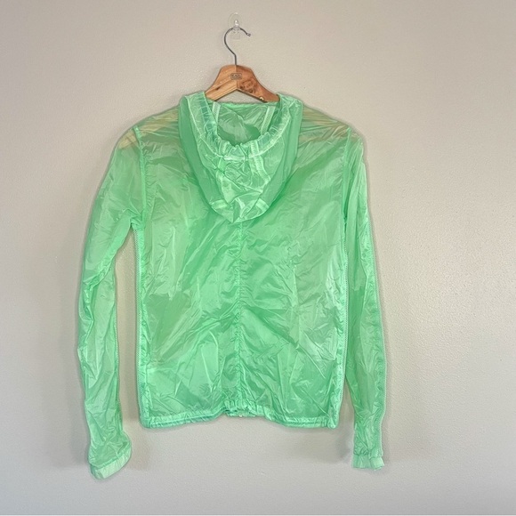 Lululemon | Transparent-see Jacket / Windbreaker in βVery Greenβ - Picture 3 of 10
